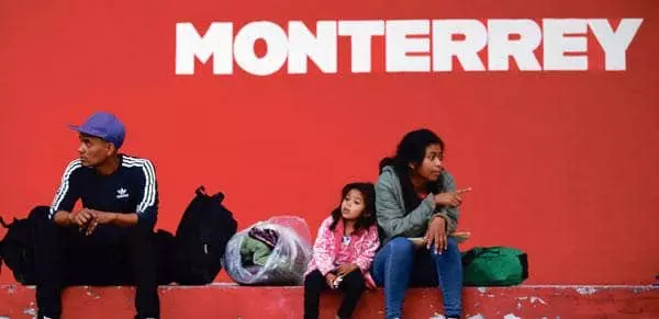  지난 23일 캐러밴 행렬과 함께 멕시코에 도착한 중남미 이민자 가족이 셸터로 이동할 버스를 기다리고 있다. [로이터]
