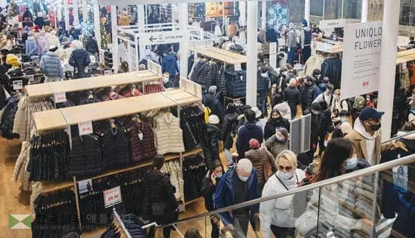 &nbsp;내년 미국 경제성장률이 민간소비 확대, 기업투자 증가에 힘입어 3.9%에 달할 것이라는 긍정적 전망이 나오고 있다. 연말 샤핑시즌을 맞아 북적한 백화점 모습. [로이터]