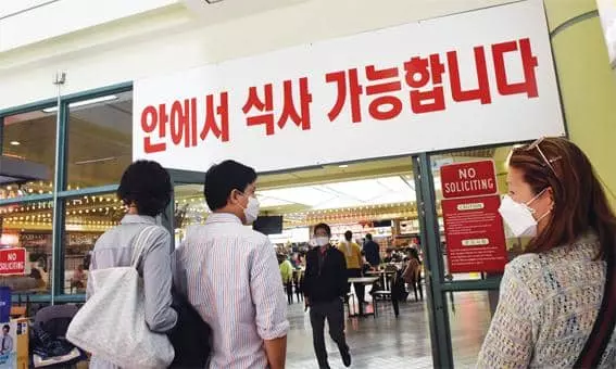 요식업계는 실내외 영업금지로 올해를 시작했지만 지난 11월부터 백신접종카드를 제시하고 식사를 하게함으로써 예전의 활기를 찾아가고 있다. [박상혁 기자]