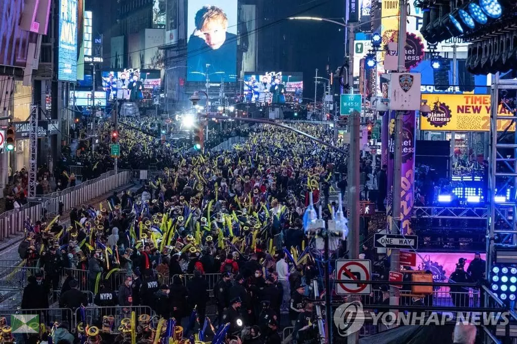 새해를 맞아 뉴욕 타임스퀘어에 몰려든 군중들[연합뉴스 자료 사진.]