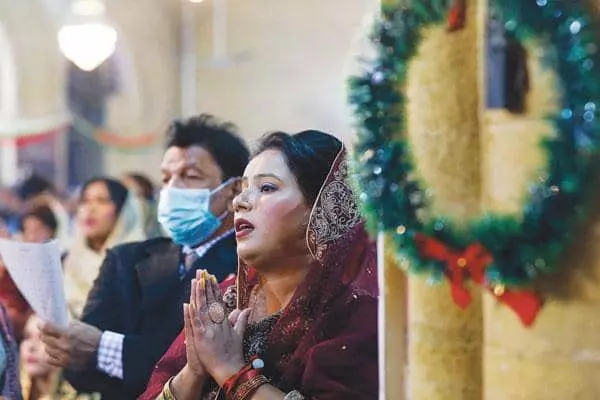파키스탄 기독교인들이 파키스탄 카라치 성 앤드루 교회에서 열린 크리스마스이브 예배에서 기도하는 모습. [로이터]