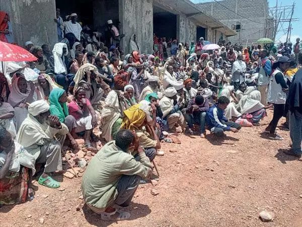  에티오피아 주민들이 구호 식량을 실은 차량이 도착하기만을 기다리고 있다. [KAFHI제공]