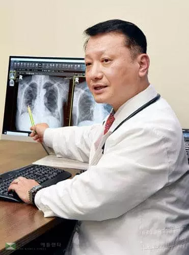 이영직 내과 전문의. [박상혁 기자]