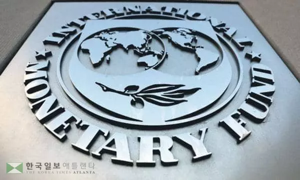 &nbsp;미국 워싱턴의 본사 건물 바깥에 국제통화기금(IMF) 로고가 보인다. [로이터]