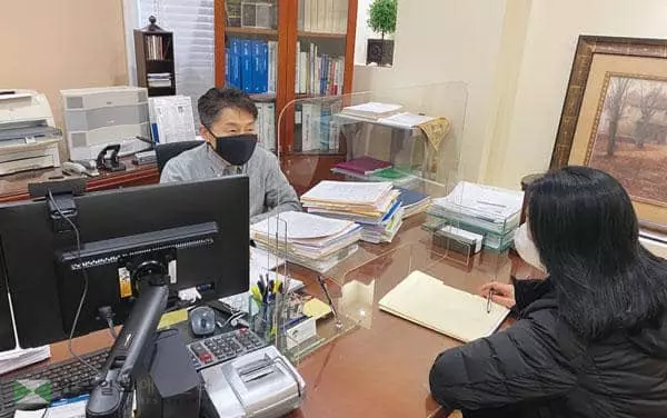 &nbsp;올해 세금보고는 IRS의 병목 현상을 감안, 일찍 서둘러 마치는 것이 요구되고 있다. 저스틴 오 공인회계사가 고객과 세금보고 상담을 하고 있다. [박상혁 기자]