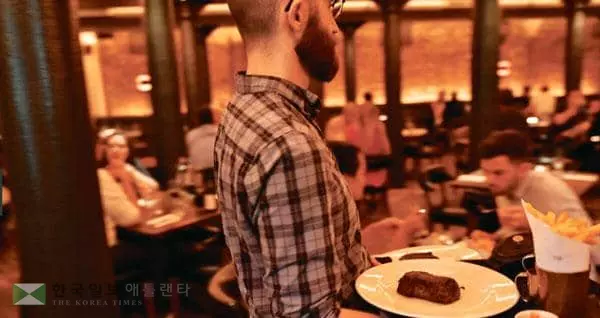 &nbsp;코로나19 사태를 겪으면서 미국인들의 팁 지불 기준이 상향된 것으로 나타난 가운데 일부는 물가 상승으로 팁이 부담이 되고 있다는 불만도 제기되고 있다. [로이터]