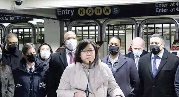 그레이스 멩(가운데) 연방하원의원이 15일 사고가 난 지하철역에서 린다 리(왼쪽 세 번째) 뉴욕시의원 등이 참석한 가운데 뉴욕시 아시안 증오범죄를 규탄하고 있다. [그레이스 멩 의원실 제공]
