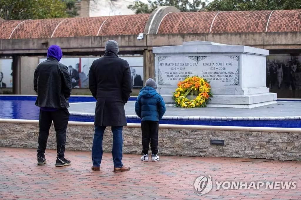 '마틴 루서 킹의 날' 고인 묘지 방문한 미국인들