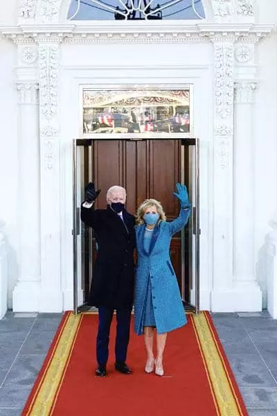  1년 전인 지난해 1월20일 취임한 조 바이든 대통령과 질 바이든 여사가 백악관에 입성하며 인사하고 있다. [로이터]