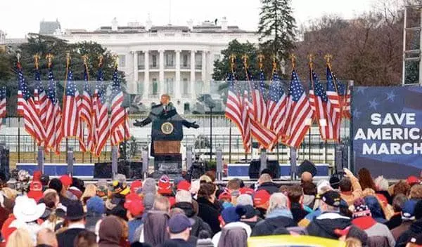 도널드 트럼프 전 대통령이 지난해 1월6일 백악관 앞에서 지지자들을 대상으로 연설을 하는 모습. [로이터]