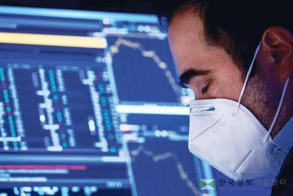 &nbsp;지난 21일 미국 뉴욕증권거래소에서 한 트레이더가 단말기 앞에서 눈을 감은 채 고개를 떨구고 있다. [로이터]