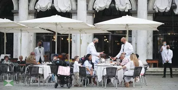 &nbsp;뉴욕의 한 이탈리안 식당에서 손님들이 야외에서 식사를 즐기고 있다. [로이터]