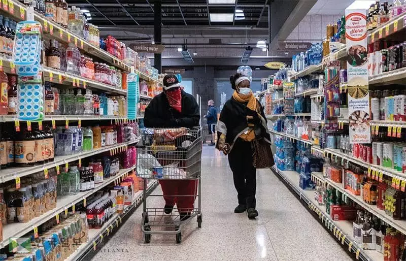 


&nbsp;수십년래 최고 수준의 인플레가 현실화되면서 시민들은 허리띠를 졸라매고 있다. 시민이 마켓에서 장을 보고 있다. [로이터=사진제공]