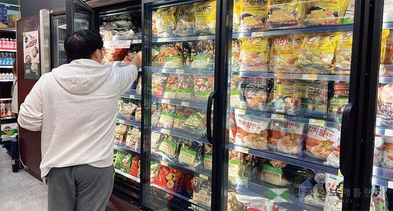 미국시장에서 한국산 만두의 인기가 높아지면서 한국의 대형 식품제조사인 CJ제일제당과 풀무원이 각각 생산라인 확대와 신제품 출시로 시장 점유율 확대에 나섰다. [남상욱 기자]