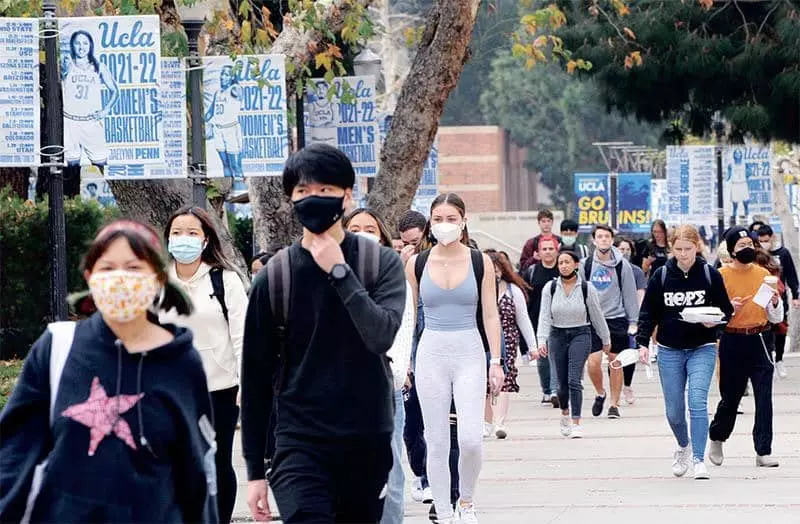  지난달 31일 대면수업이 재개된 UCLA 캠퍼스가 등교한 학생들로 활기를 띄고 있다. [박상혁 기자]