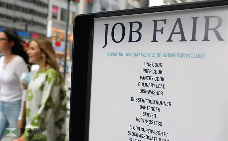 &nbsp;오미크론 확산 여파로 노동시장은 자발적 퇴직자 행렬이 지속되면서 각 기업들은 인력난으로 몸살을 앓고 있다. [로이터=사진제공]