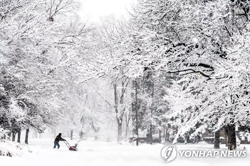 미시간주 플린트에서 제설기로 눈을 치우는 한 주민.