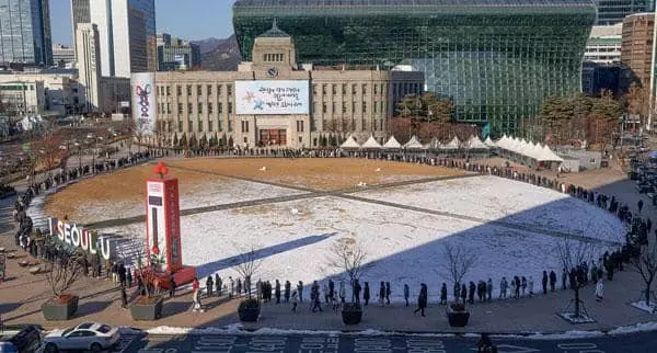 서울광장 빙 둘러선 코로나 검사 행렬