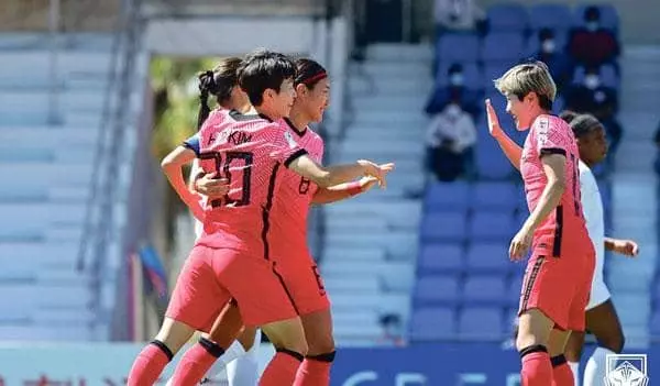  한국 여자 축구대표팀이 사상 첫 아시안컵 결승에 진출한 선수들이 환호하고 있다. [대한축구협회 제공]