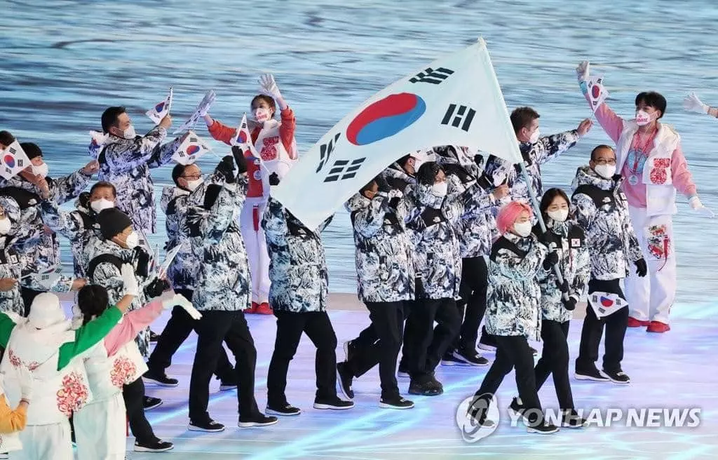 4일 오후 중국 베이징 국립경기장에서 열린 2022 베이징 동계올림픽 개회식에서 73번째로 대한민국 선수단이 입장하고 있다. 한국 기수는 쇼트트랙 대표팀 곽윤기와 김아랑.