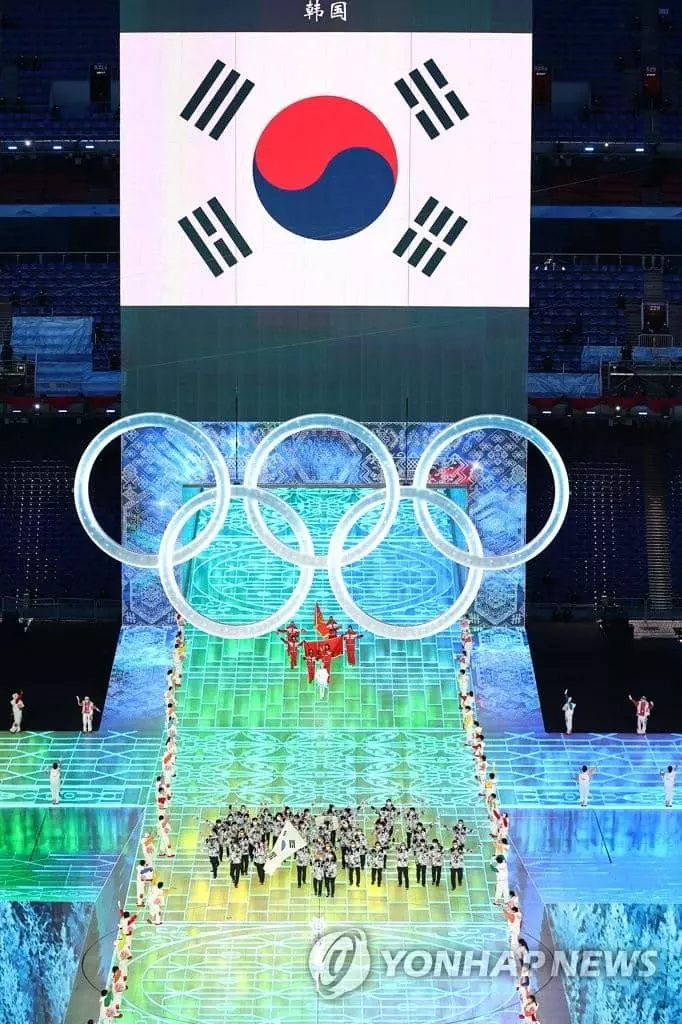 4일 오후 중국 베이징 국립경기장에서 열린 2022 베이징 동계올림픽 개회식에서 73번째로 대한민국 선수단이 입장하고 있다. 한국 기수는 쇼트트랙 대표팀 곽윤기와 김아랑.