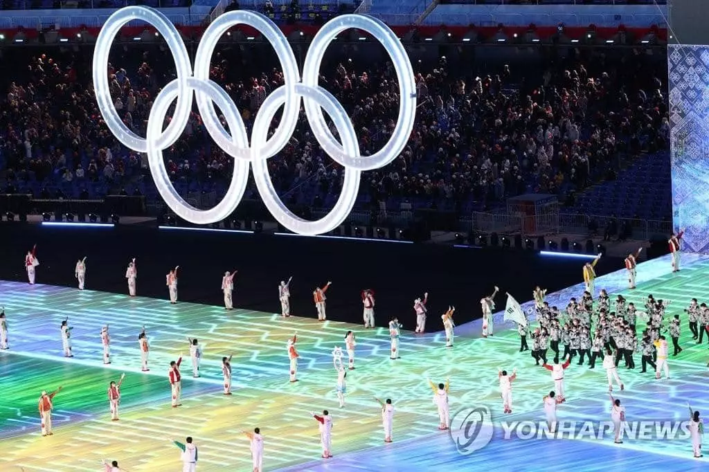 4일 오후 중국 베이징 국립경기장에서 열린 2022 베이징 동계올림픽 개회식에서 대한민국 선수단이 입장하고 있다.