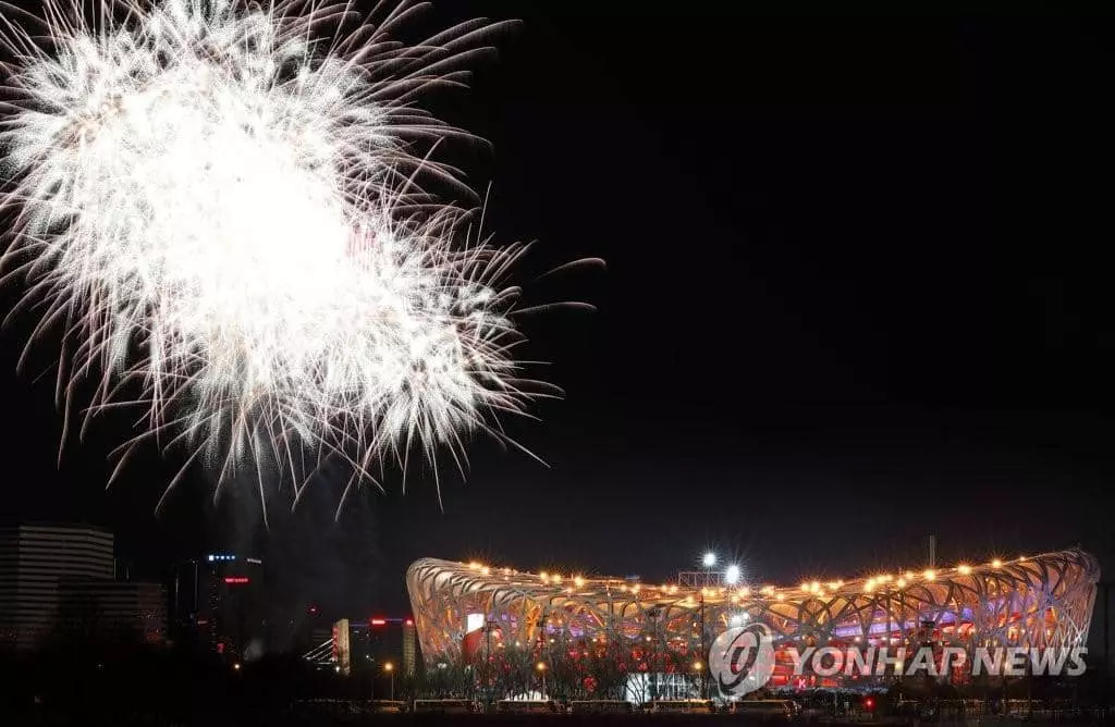 4일 오후 중국 베이징 국립경기장에서 열린 2022 베이징 동계올림픽 개회식에서 화려한 불꽃놀이가 펼쳐지고 있다. 베이징은 이번 동계올림픽 유치로 하계올림픽과 동계올림픽을 모두 유치한 유일한 도시가 됐다. 특히 베이징 국립 경기장(일명 '냐오차오'<鳥巢·새 둥지>)은 이번 대회가 끝나면 하계, 동계올림픽의 개회식, 폐회식을 모두 연 유일한 경기장이 된다.