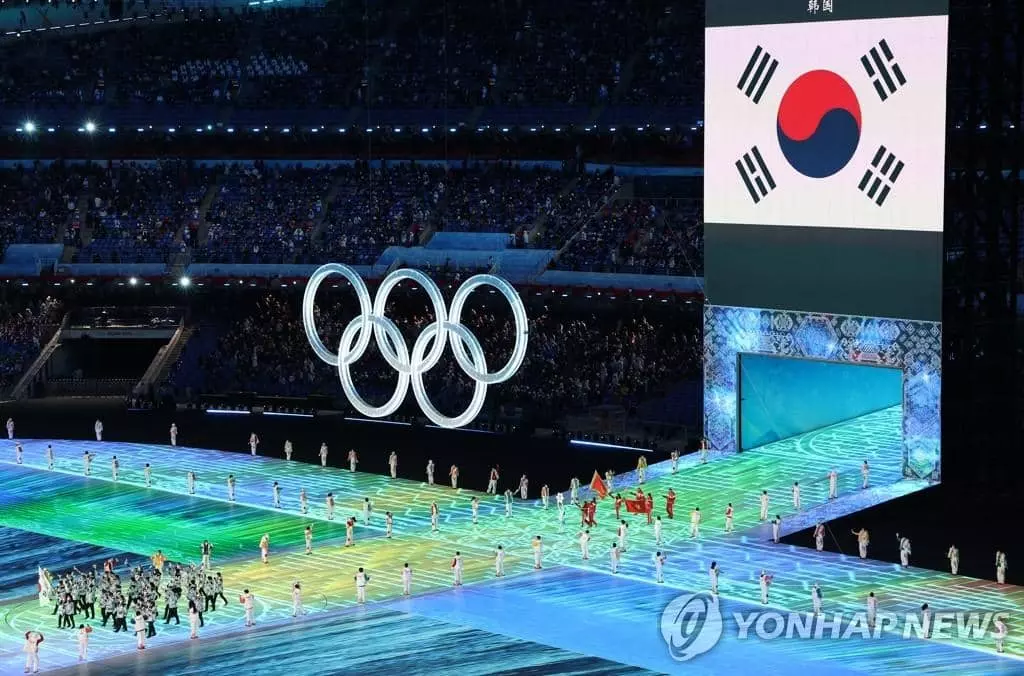 4일 오후 중국 베이징 국립경기장에서 열린 2022 베이징 동계올림픽 개회식에서 대한민국 선수단이 입장하고 있다. 