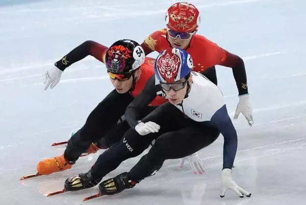  한국 숏트랙 대표팀 황대헌(맨 앞)이 7일 열린 남자 1000m 준결승 1조 경기에서 중국 선수들을 인코스로 추월하고 있다. 황대헌의 이 상황을 심판은 반칙으로 인정해 실격 처리했다. [연합]