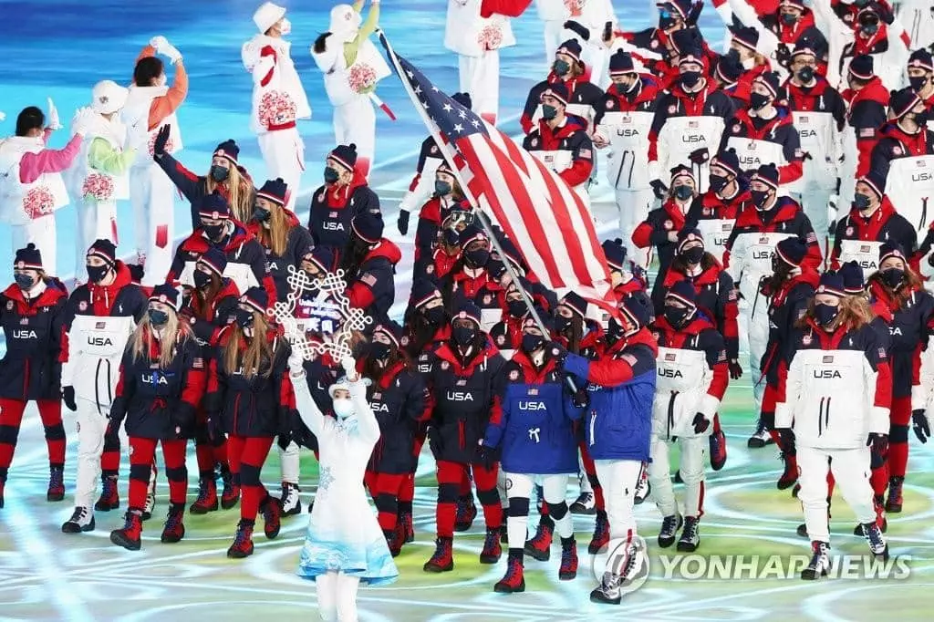 4일 오후 중국 베이징 국립경기장에서 열린 2022 베이징 동계올림픽 개회식에서 미국 선수단이 입장하고 있다.