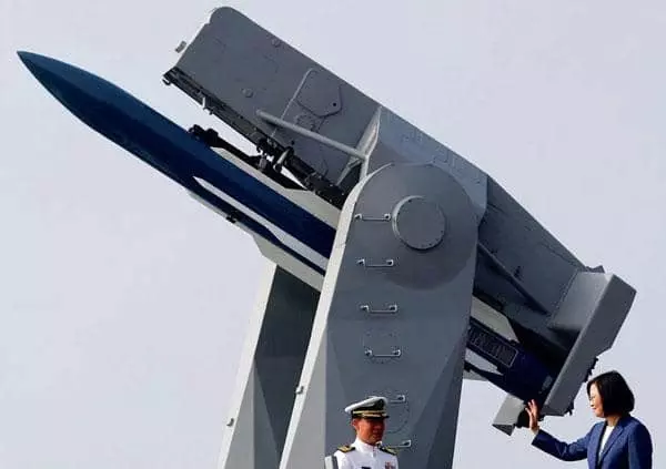  차이잉원 대만 총통이 지난 2018년 대만 해군 유도미사일 구축함에 승선해 손을 흔들고 있는 모습. [로이터]