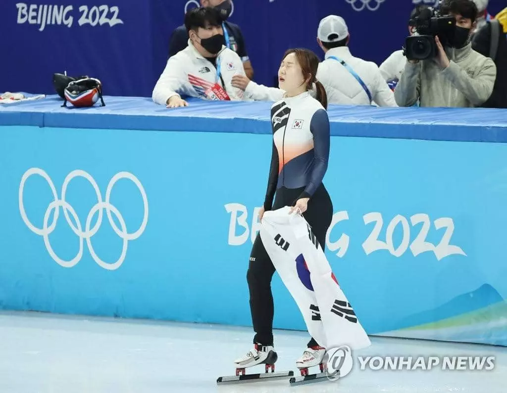 한국 최민정이 11일 베이징 캐피털 실내 경기장에서 열린 2022 베이징 동계올림픽 쇼트트랙 어자 1,000ｍ 결승에서 은메달이 확정된 뒤 태극기를 들고 눈물을 흘리고 있다.