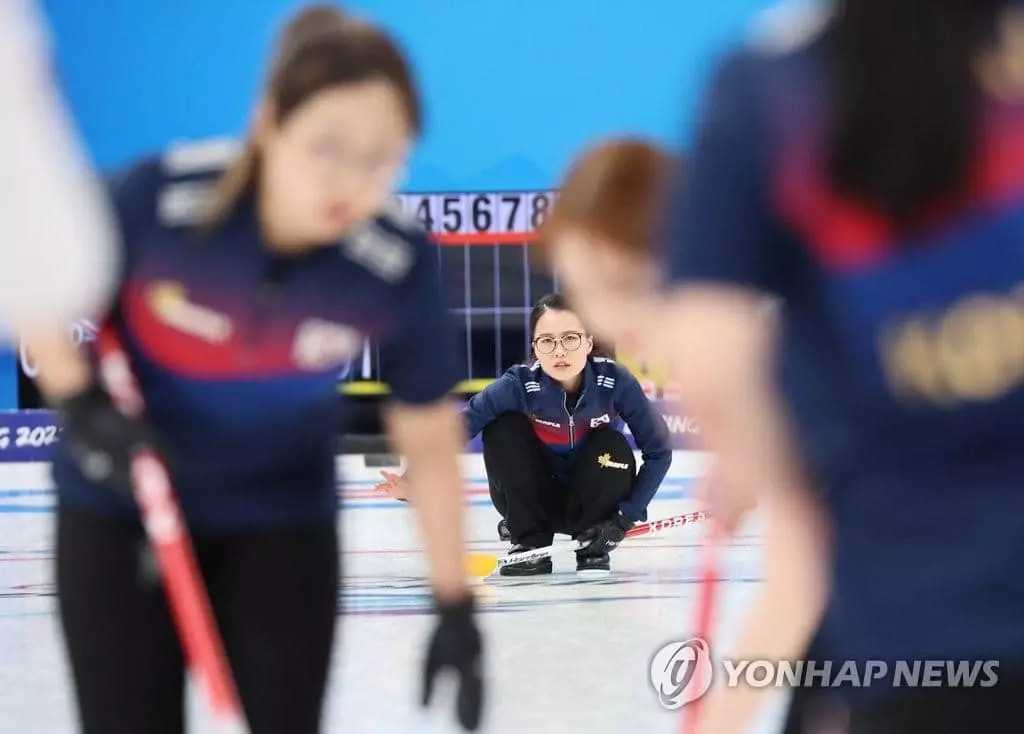 11일 오후 중국 베이징 국립 아쿠아틱 센터에서 열린 2022 베이징 동계올림픽 컬링 여자 단체전 한국과 영국의 경기에서 3엔드 한국 김은정 스킵이 투구한 뒤 리드 김선영(왼쪽)과 세컨드 김초희가 스위핑을 준비하고 있다. 