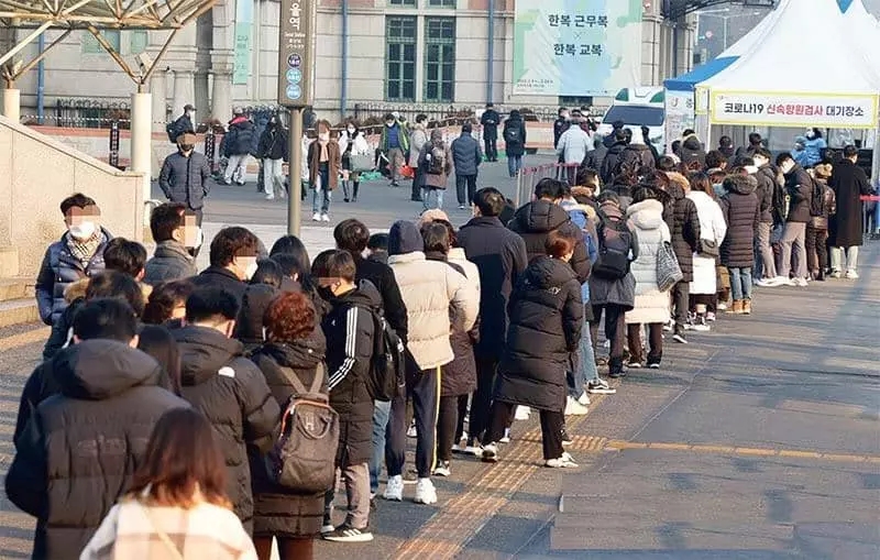 한국도 코로나 대유행에 신규확진 5만4천941명 또 ‘최다’