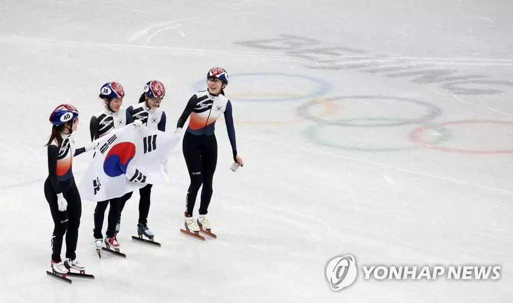 13일 오후 중국 베이징 캐피털 실내 경기장에서 열린 2022 베이징 동계올림픽 쇼트트랙 여자계주 3000m 결승전에서 은메달을 획득한 한국 쇼트트랙 대표팀이 태극기를 들고 트랙을 돌고 있다. 