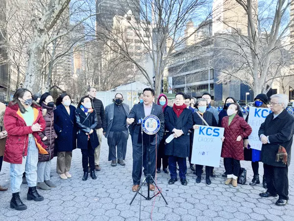 


 11일 맨하탄 유엔본부 앞 함마슐드 광장에서 열린 한국 외교관 폭행 사건 규탄 기자회견에서 지역 정치인과 커뮤니티 단체가 참석해 아시안 증오범죄 중단을 촉구하고 있다.