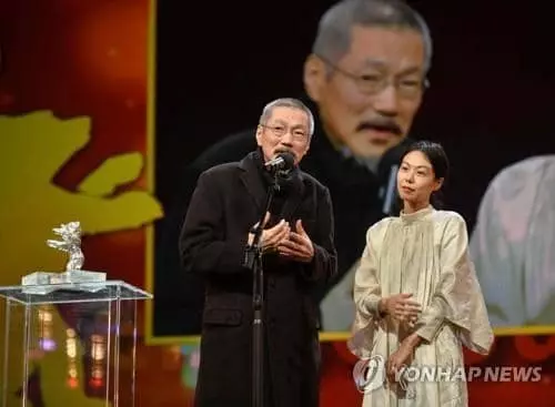 김민희의 소감 통역하는 홍상수 감독[AFP=연합뉴스]