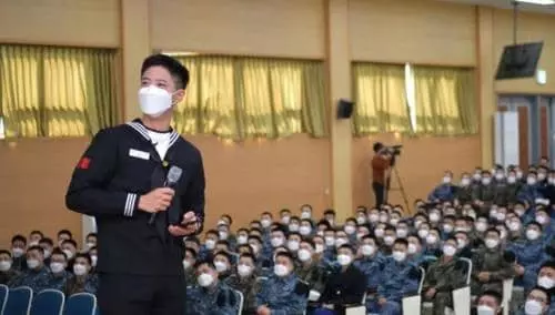 해군 훈련병들에게 군 생활 조언하는 박보검[국방일보 제공]