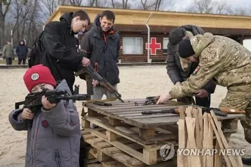 


'러시아 침공 대비' 훈련장서 소총 겨누는 우크라 어린이[연합뉴스 자료사진]