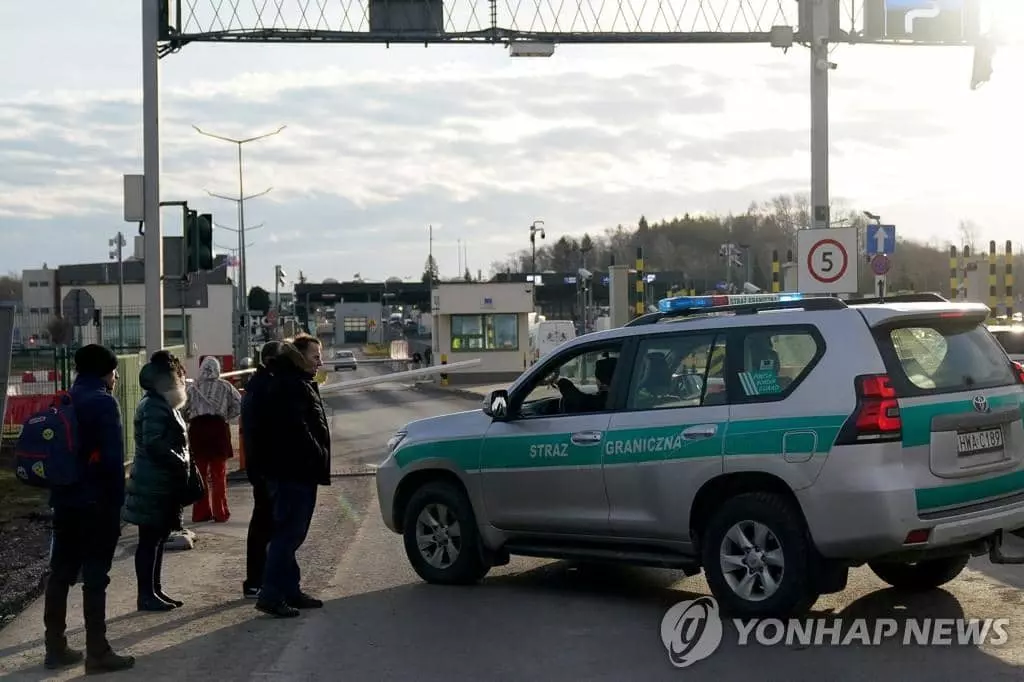 우크라이나 피난민들이 줄을 잇고 있는 폴란드 국경