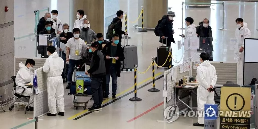 9일 오후 인천국제공항 제1터미널에서 해외 입국자들이 이동하고 있다.