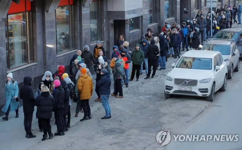 27일(현지시간) 러시아 상트페테르부르크의 주민들이 현금자동인출기(ATM) 앞에 장사진을 치고 있다. 이날 러시아 각지에서는 루블화가 붕괴할지 모른다는 두려움으로 달러화 인출이 잇따랐다.