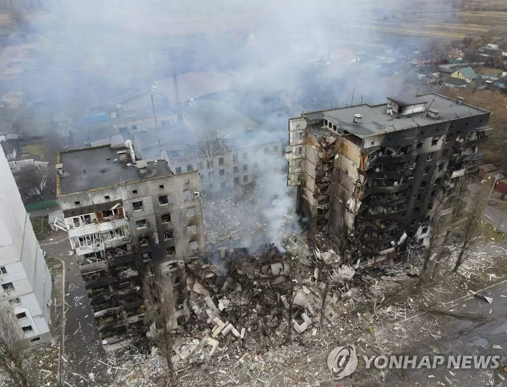 러시아군 무차별 폭격에 초토화한 우크라 수도권 아파트