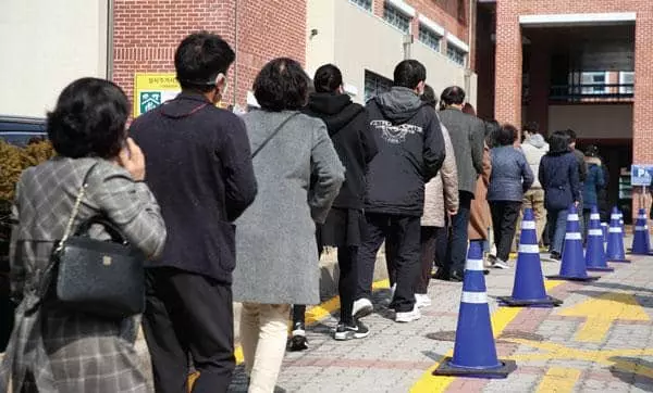 제20대 대통령선거 사전투표 첫날인 4일 오전 광주 서구 치평 초등학교에 마련된 사전투표소에서 유권자들이 소중한 한 표 행사를 위해 줄 서 있다. 사전투표는 전국에서 5일 오후 6시까지 진행된다. [연합]