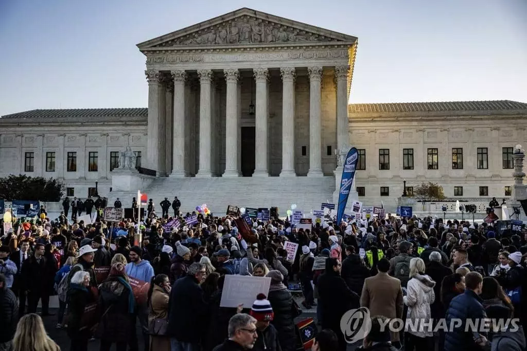 지난해 12월 미 연방대법원 앞에서 낙태권 찬반 시위하는 활동가들