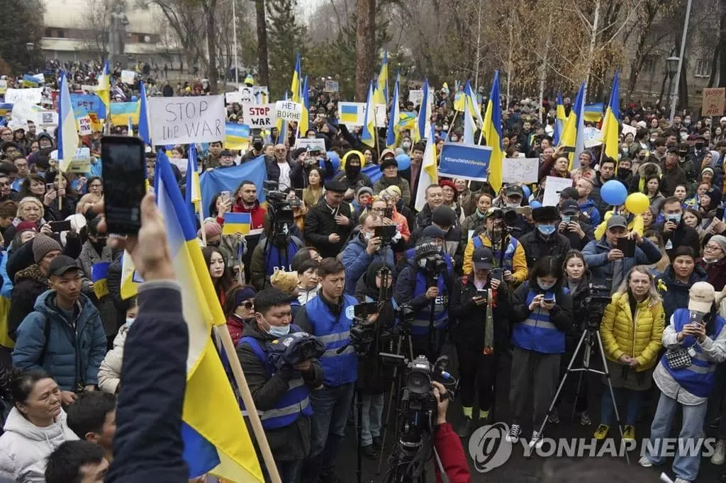 6일(현지시간) 카자흐스탄 알마티에서 시위대가 우크라이나 국기를 들고 반전 시위를 벌이고 있다. 