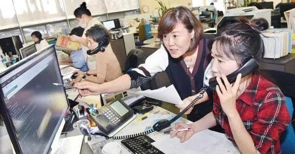 미주를 비롯한 한국의 해외 항공편 예약이 크게 늘면서 한인 여행업계와 호텔업계는 회복 기대감이 커지고 있다. 15일 삼호관광 직원들이 여행 수요 준비로 바쁜 모습을 보이고 있다. [박상혁 기자]

