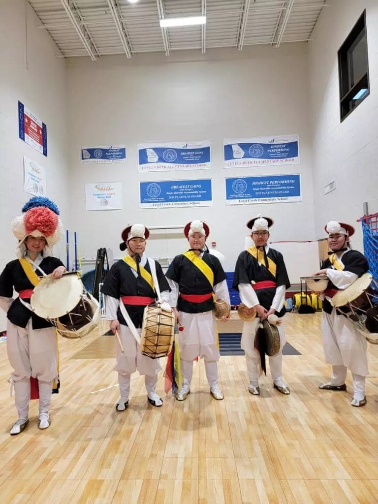 한국문화원이 지난 18일 스와니 소재 레벨크릭 초등학교에서 매년 개최하는 다민족 축제 헤리티지 나잇(Heritage Night) 행사에서 한국 전통 사물놀이 공연을 선보였다. 