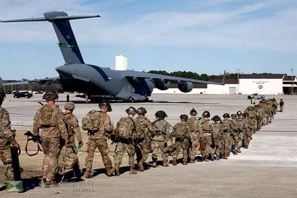 &nbsp;미 2사단 504 낙하산 보병연대와 1여단 82공수사단 소속 대원들이 포트 브래그를 출발하기 위해 C-17 수송기에 탑승하고 있다. [로이터]