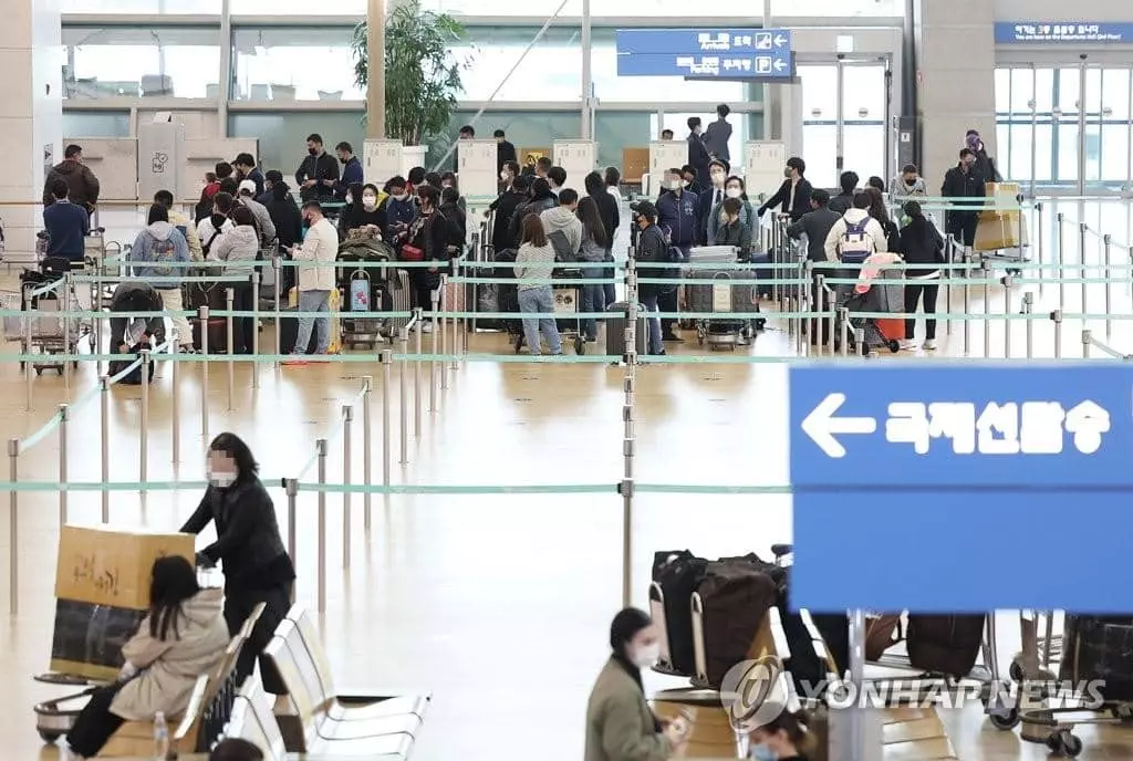 정부가 코로나19 확산 이후 2년여 만에 특별여행주의보를 해제한 14일 오전 인천국제공항 제1여객터미널 출국장에서 탑승객들이 출국 수속을 밟고 있다.